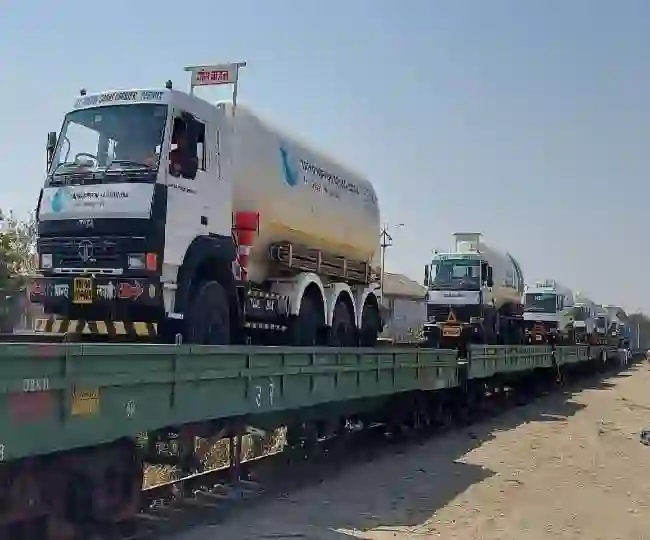 75 मीट्रिक टन ऑक्सीजन के साथ देर रात लखनऊ आयी दूसरी ऑक्सीजन एक्सप्रेस। of Oxygen Express for Lucknow: लखनऊ से दो और ऑक्सीजन एक्सप्रेस बोकारो रवाना, बुधवार रात तक आएगी पांचवी खेप